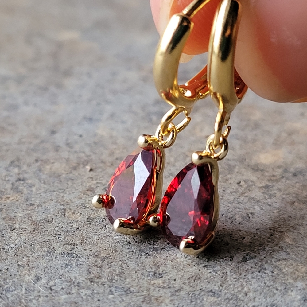 18k Gold Ruby Stone Earrings - Picture 5 of 6